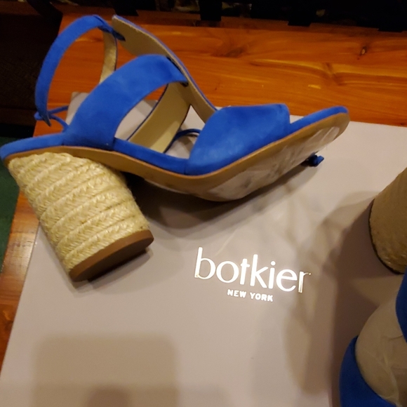 SHOES - Picture 4 of 7